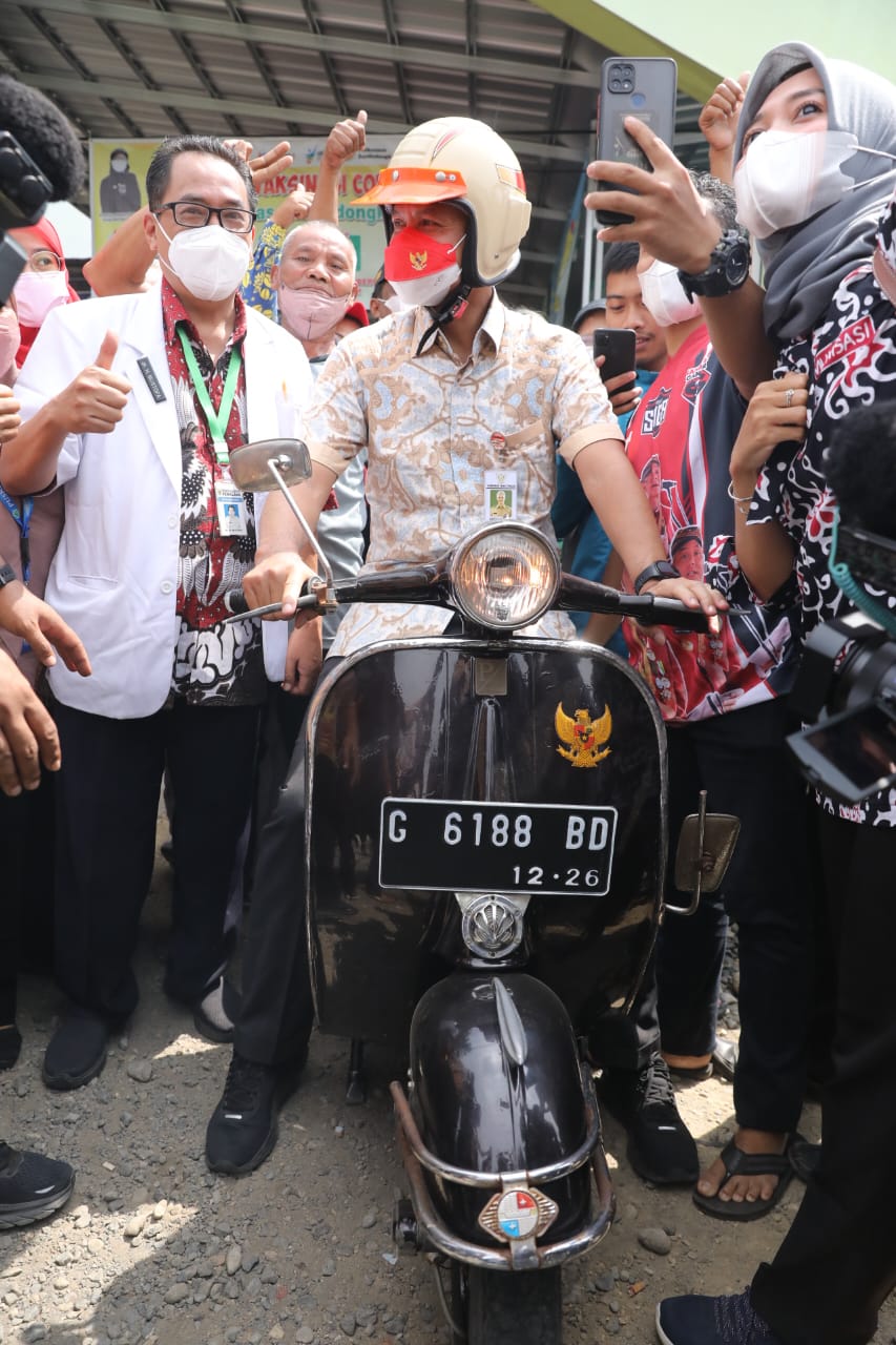 Keliling Kota Bareng Komunitas Vespa, Ganjar: Satu Vespa Banyak Cerita Sejuta Saudara