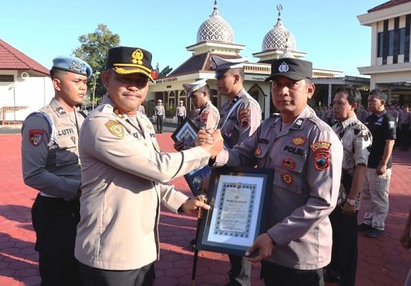 Kapolres Grobogan Beri Penghargaan 11 Anggota Polri dan Empat Warga