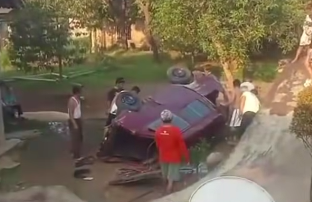 Diduga Hilang Kendali, Mobil Pribadi Terjun Bebas ke Pekarangan Warga di Leyangan Ungaran Timur