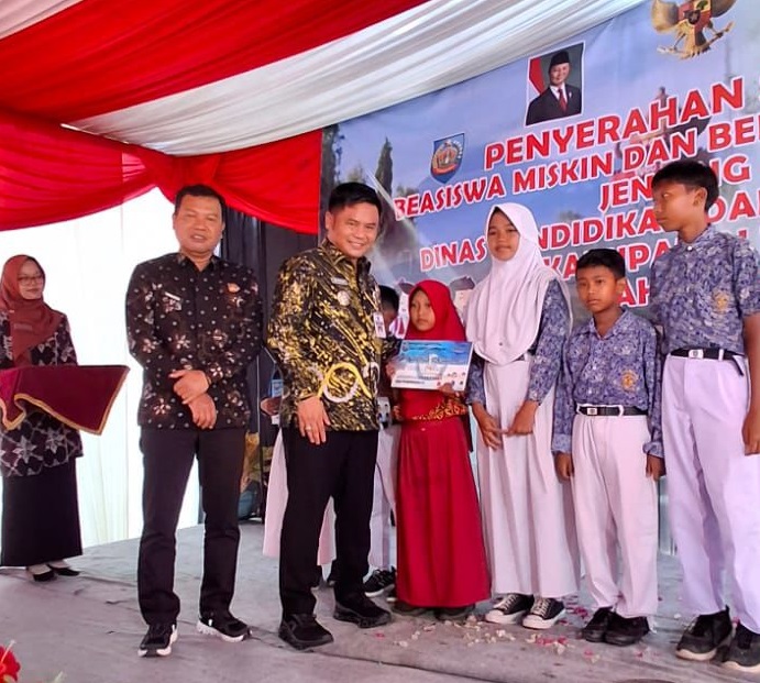 Bupati Tegal Serahkan Beasiswa Miskin dan Berprestasi Jenjang SD