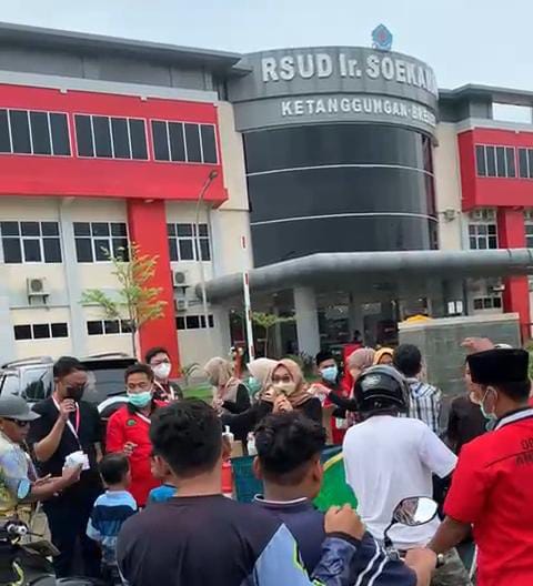 Manajemen RSUD Ir. Soekarno Brebes Bagikan Takjil Gratis 