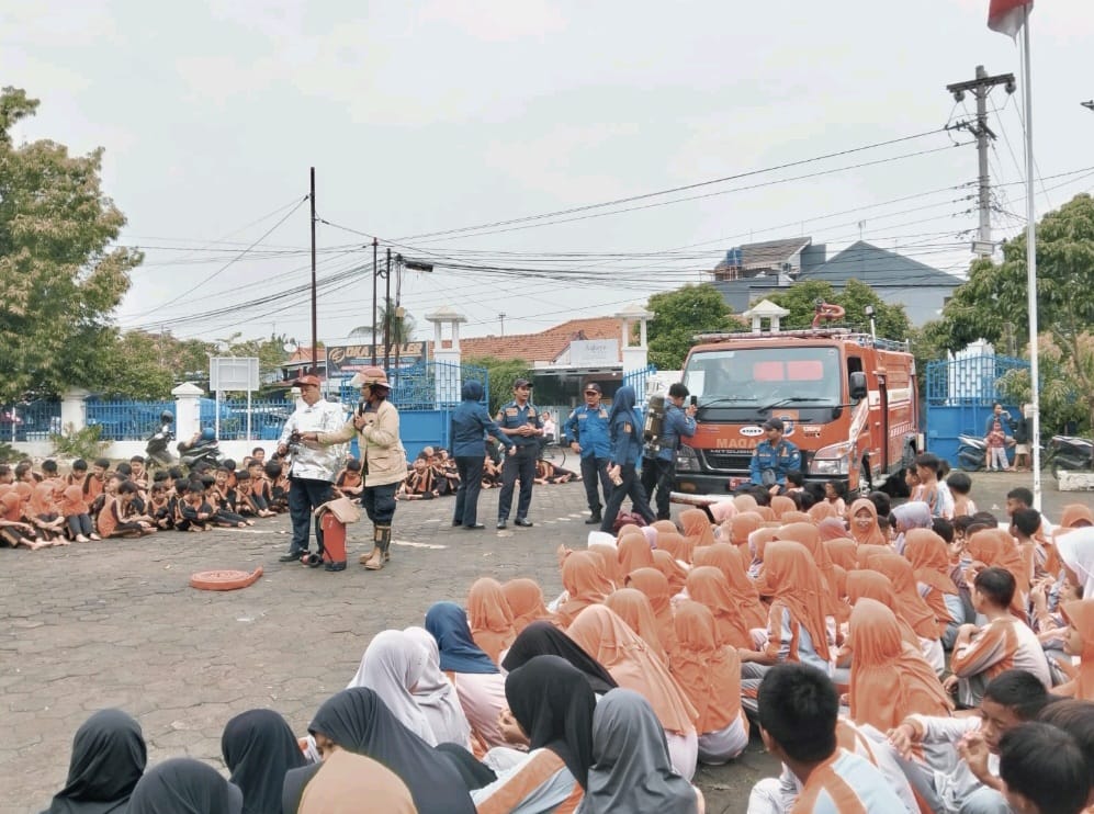 SD Negeri Mangkukusuman 2, 4 dan 7 Tegal Diberi Edukasi dan Simulasi Kebakaran 