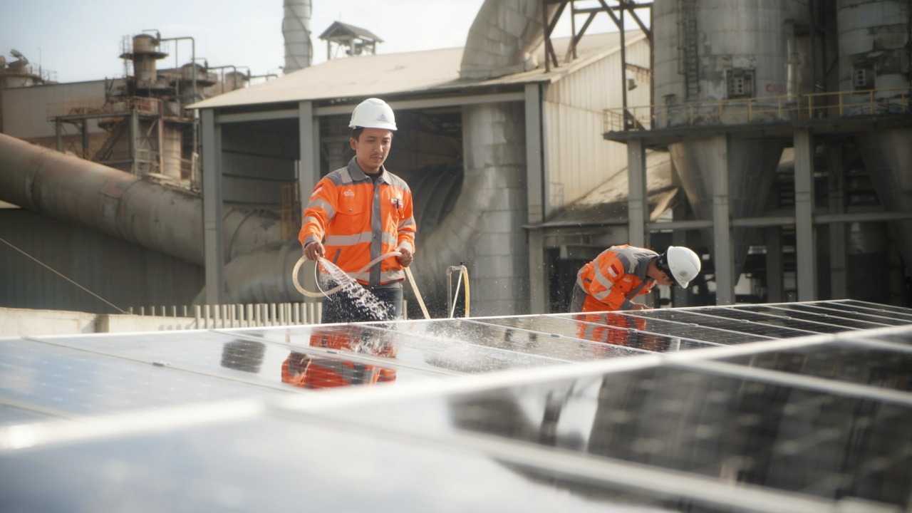 SIG Manfaatkan Solar Panel untuk Penerangan, Peralatan Kantor dan Pabrik 