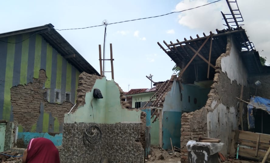 Diguyur Hujan Deras, Rumah Warga Desa Kalikangkung Kabupaten Tegal Roboh