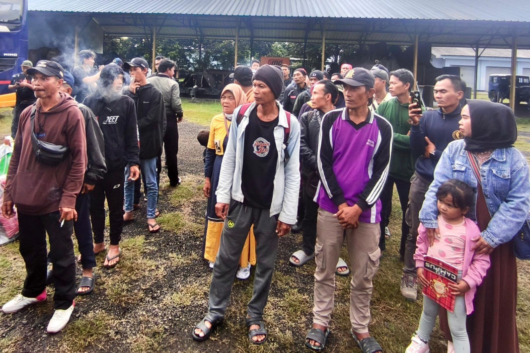 Pemprov Jateng Pulangkan 100 Warga Terdampak Banjir Bandang di Sumatra