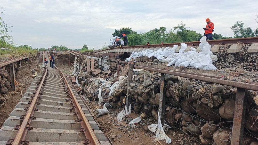 Ambles Hingga 3 Meter, KAI Daop 4 Semarang Percepat Perbaikan Gogosan Jalur KA Akibat Luapan Air di Grobogan