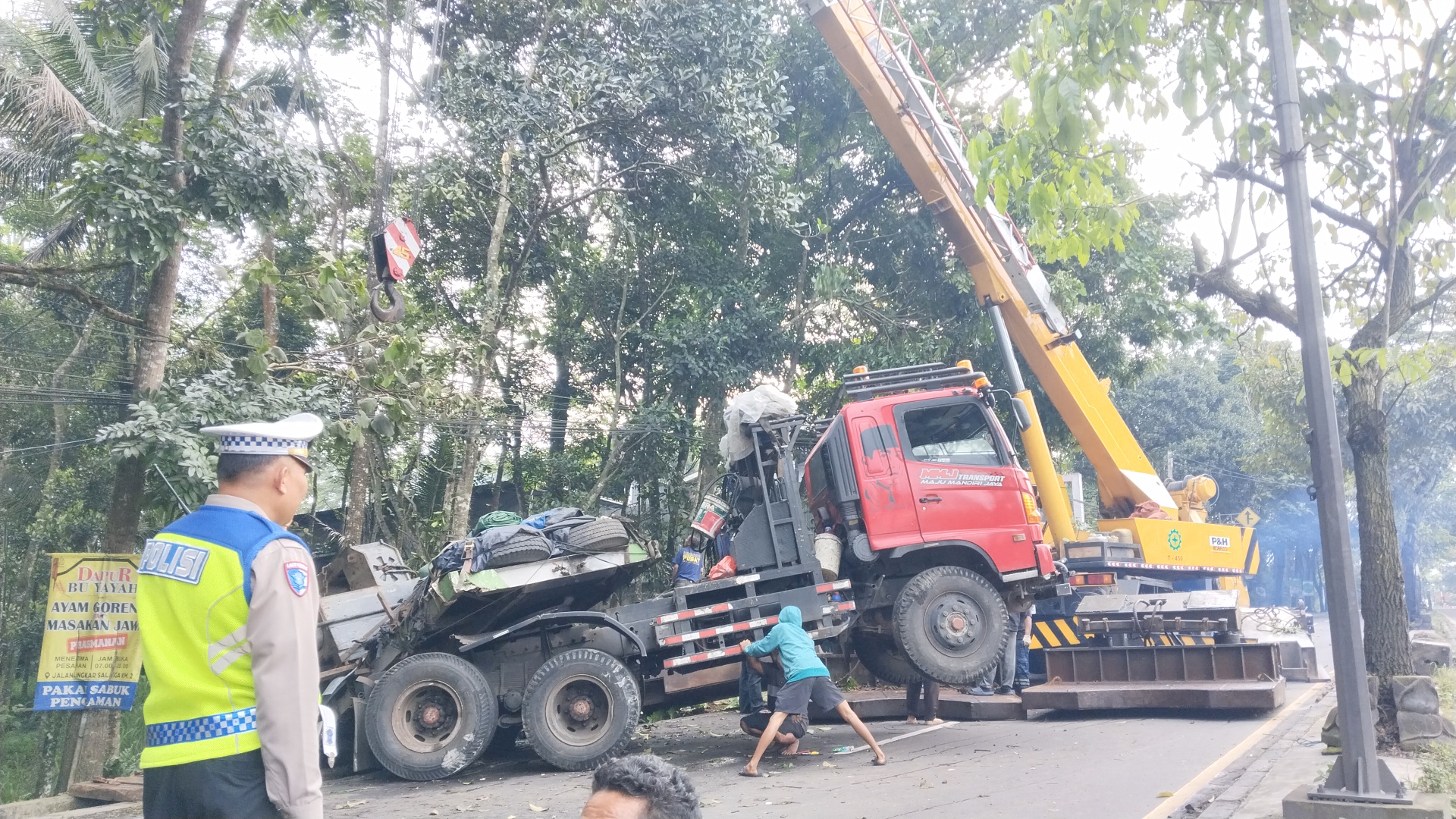 Arus Solo-Semarang Dialihkan ke Tengah Kota Salatiga, Evakuasi Truk Trailer Muatan 35 Ton Kerahkan Crane