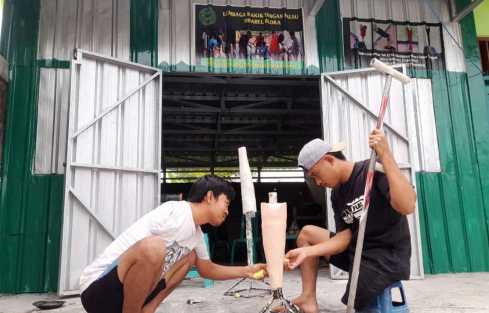 Penyandang Disabilitas di Blora Mampu Produksi Ratusan Kaki Tangan Palsu 