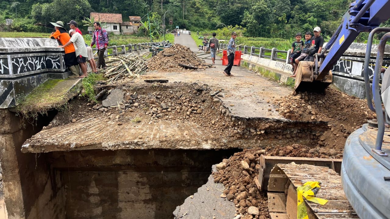 Banjir Bandang Hancurkan Jembatan Kali Kupang, Perbaikan Dimulai, Target 20 Hari Rampung