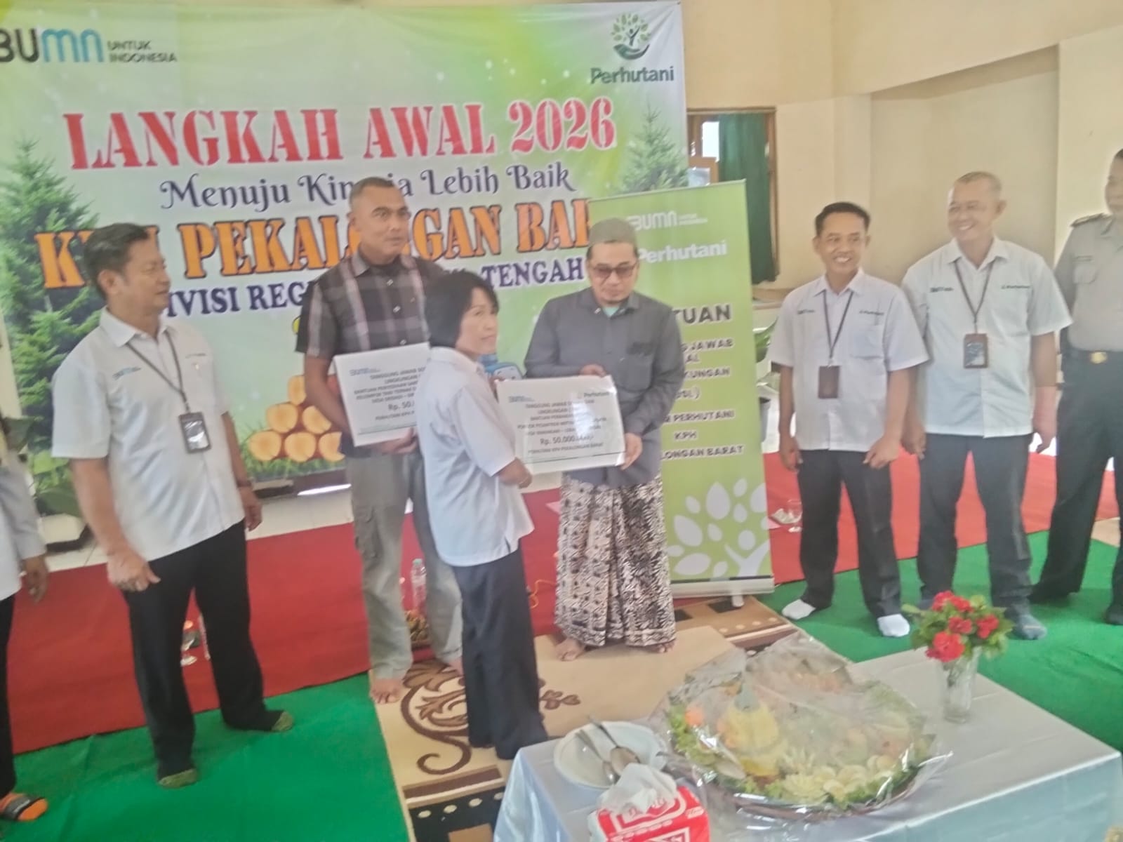 Perhutani KPH Pekalongan Serahkan TJSL untuk Kelompok Tani dan Pondok Pesantren