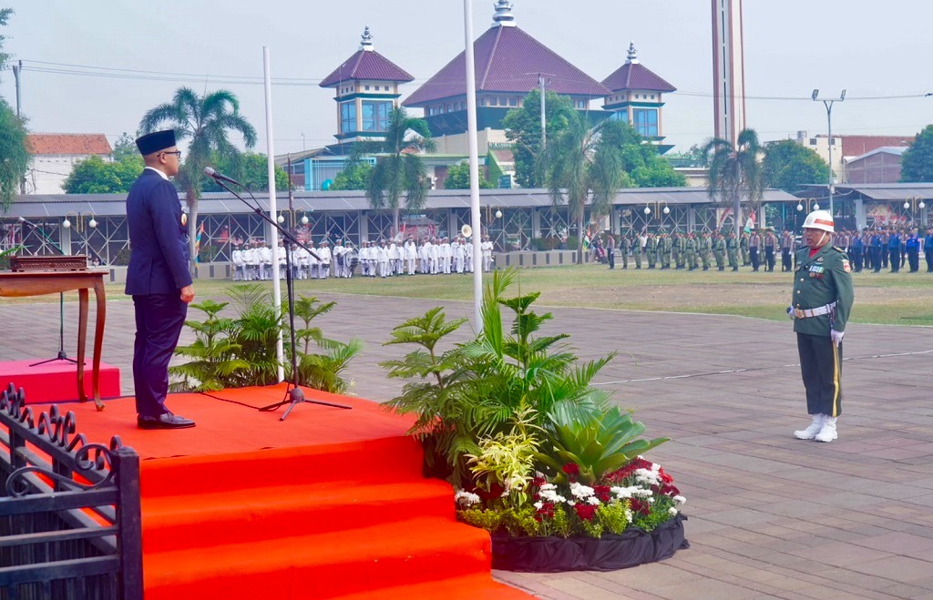 Bupati Batang Membersamai Peserta Upacara HUT ke 81 RI, Berdiri Tanpa Atap