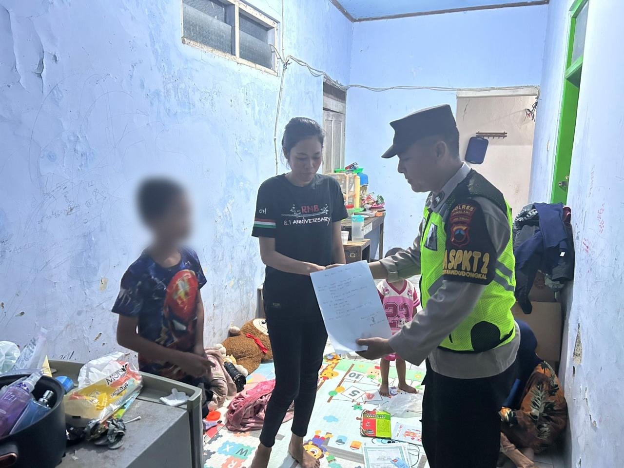 Polisi Pertemukan Seorang Anak yang Tersesat di Randudongkal Pemalang dengan Orang Tuanya ‎