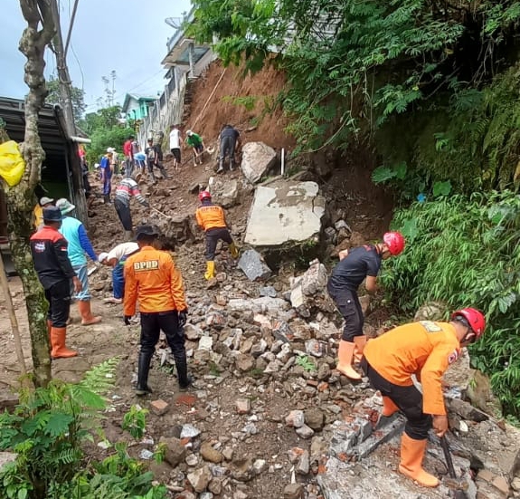 Satgas PB  BPBD Kabupaten Tegal Evakuasi Talut Rumah Longsor