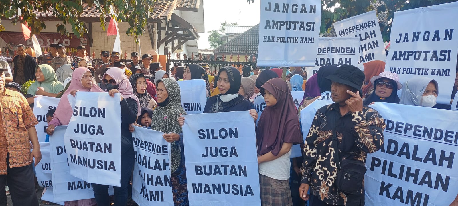 Ratusan Pendukung Bakal Paslon Bupati Tegal Geruduk Kantor Bawaslu, Kenapa?