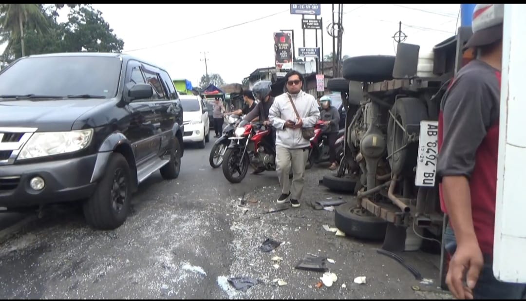 Seorang Penumpang Terjepit, Minibus Tabrak Belakang Truk Boks Muatan Es kristal Hingga Terguling di Tuntang