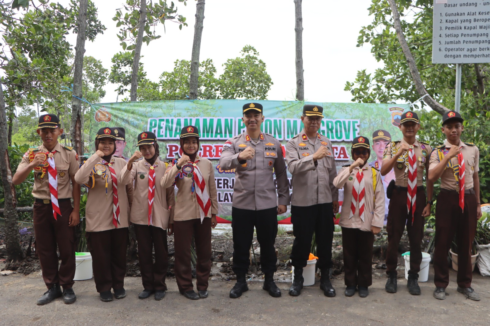 Kapolres Tegal Kota Tanam Mangrove, Ajak Masyarakat dan Pelajar Peduli Lingkungan 