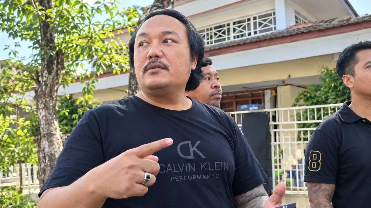 Massa Loyalis Geruduk Kantor Satpol PP Pati, Tak Terima Spanduk Dukungan Bupati Nonaktif Sudewo Dicopot!