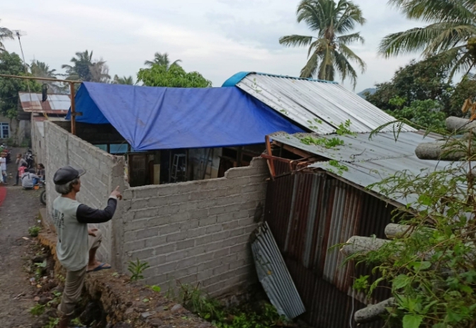 Pohon Tumbang di Kecamatan Moga Kabupaten Pemalang Timpa Rumah Warga 