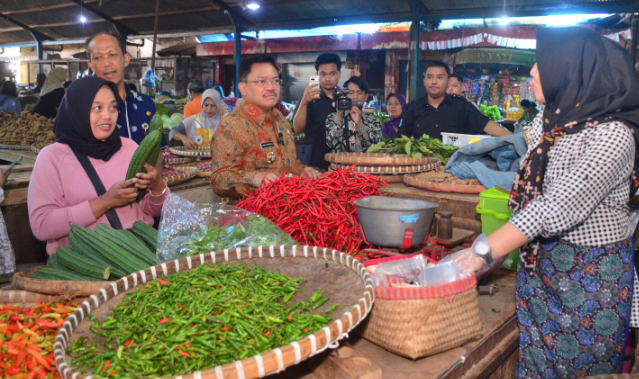 Jelang Nataru 2025/2026, Wali Kota Sidak Ketersediaan Sembako di Pasar Blauran Salatiga