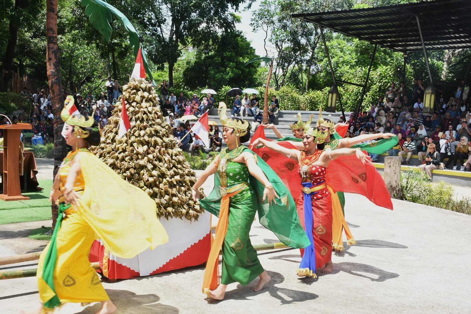 Joko Tingkir Naik Gethek dan Kirab Ketupat Meriahkan Grebeg Syawal di Solo