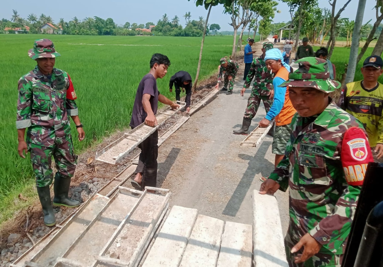 Satgas TMMD dan Warga Desa Susukan Kabupaten Pemalang Bangun Jalan 