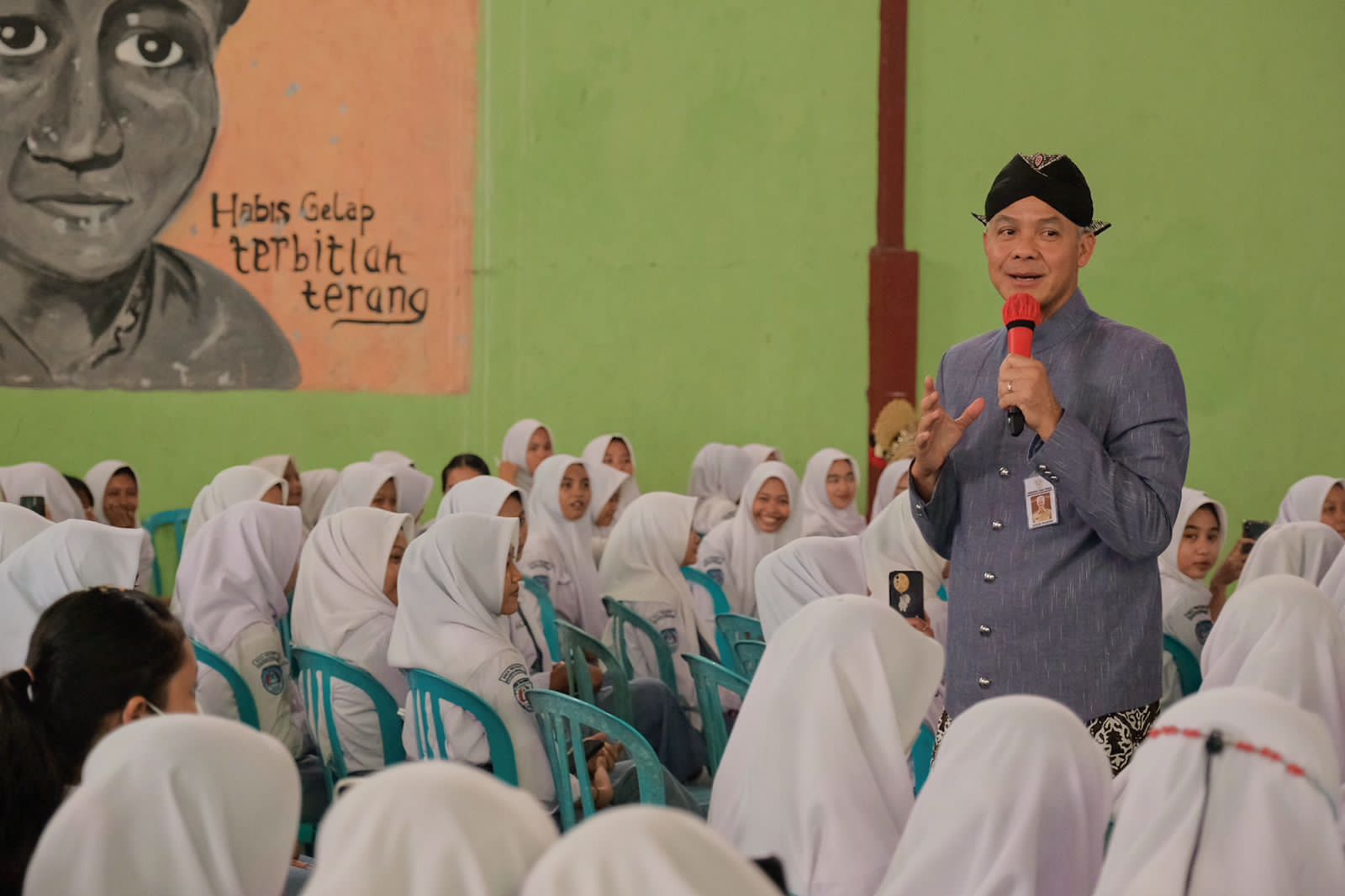 Gubernur Mengajar di SMAN 1 Kradenan, Ganjar Optimis Indonesia Emas 2045 Terwujud 