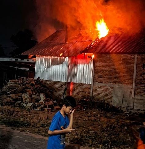 Dapur Penggorengan Kerupuk Terbakar, Damkar Tegal Berjibaku Cegah Api Meluas