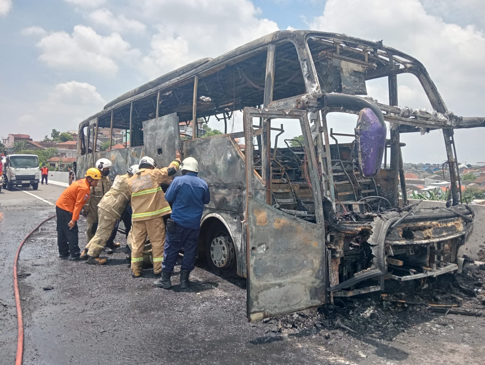 Bus PO Haryanto Ludes Terbakar di Tol Semarang-Batang