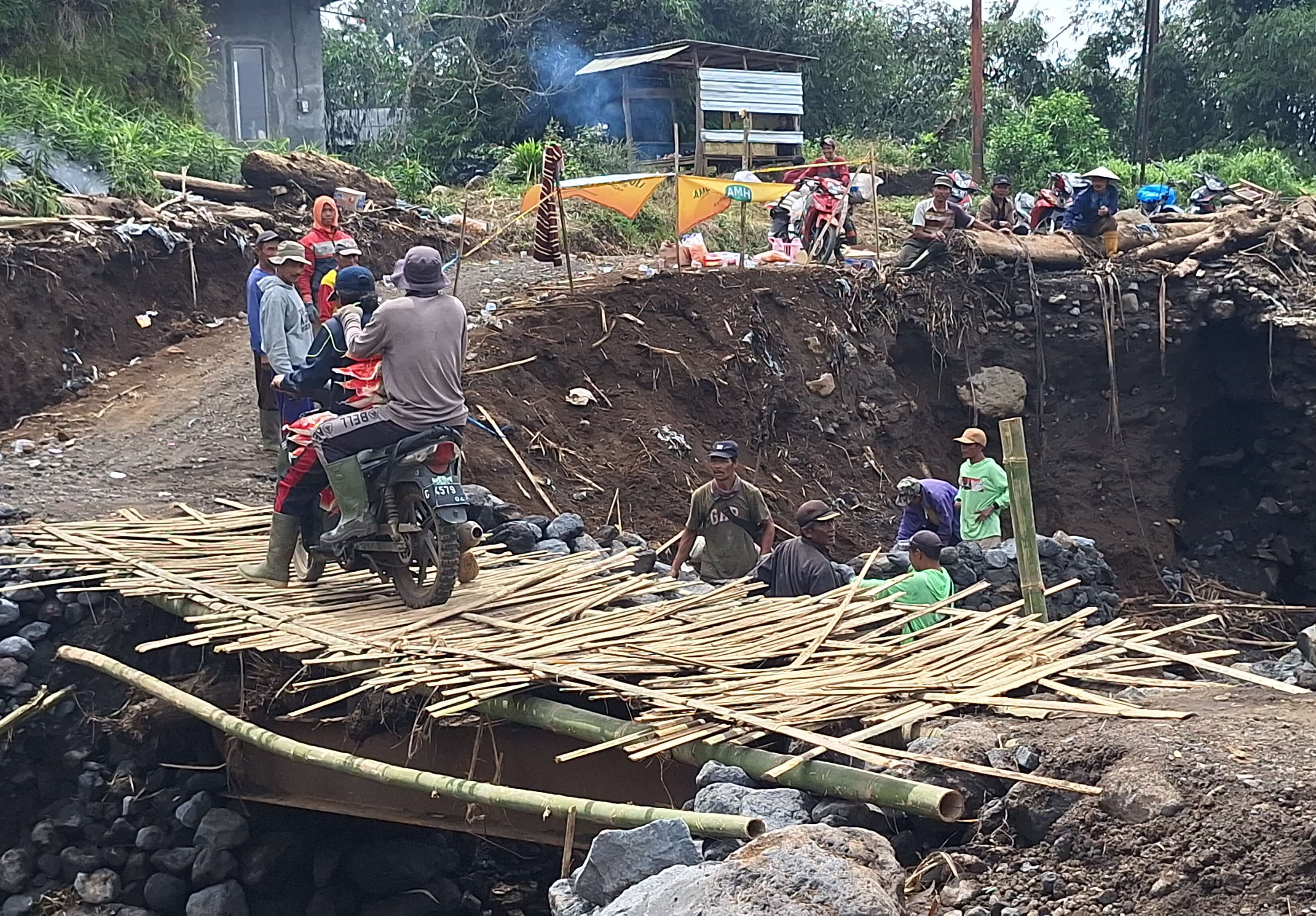 11 Jembatan Putus Diterjang Banjir Bandang, Warga Desa Penakir Terisolasi Hampir Tiga Pekan