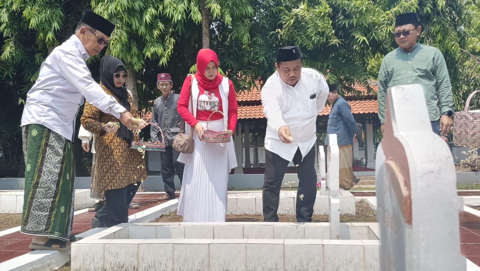 Ziarah ke Taman Makam Pahlawan, Cabup Batang Fauzi Fallas Ajak Anak Muda Berjuang dengan Kreatif