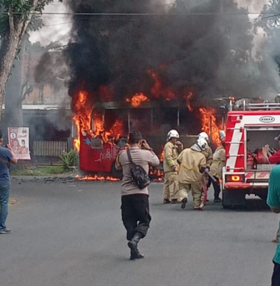 Bus Trans Semarang Terbakar di Cepoko, Warga Panik dan Bantu Pemadaman