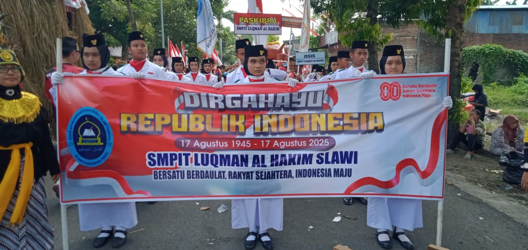 SMP IT Luqman Al Hakim Slawi Ramaikan Karnaval HUT RI 