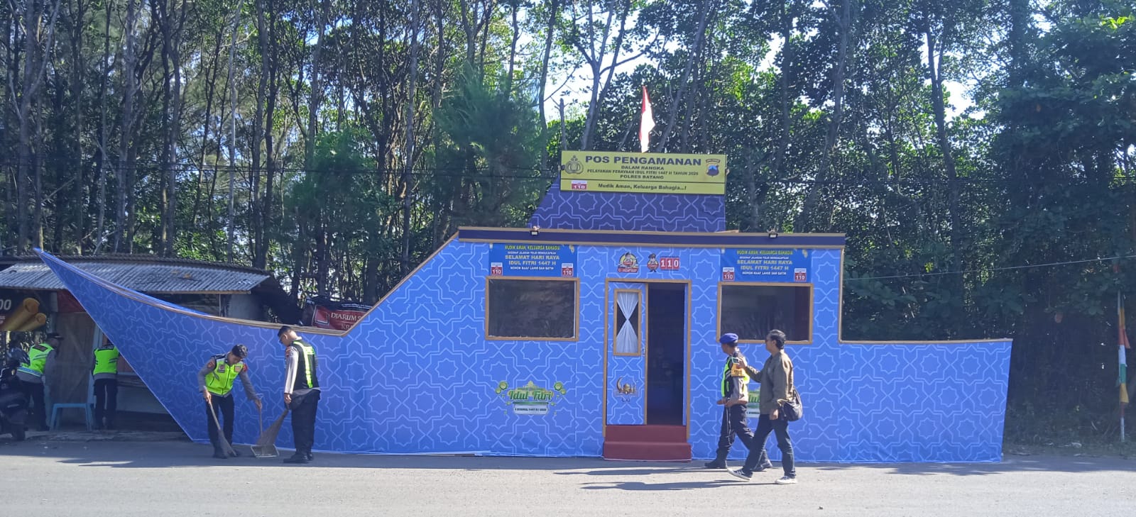 Unik, Pos Pam Mudik Polres Batang Ini Berbentuk Kapal di Pantai Sigandu