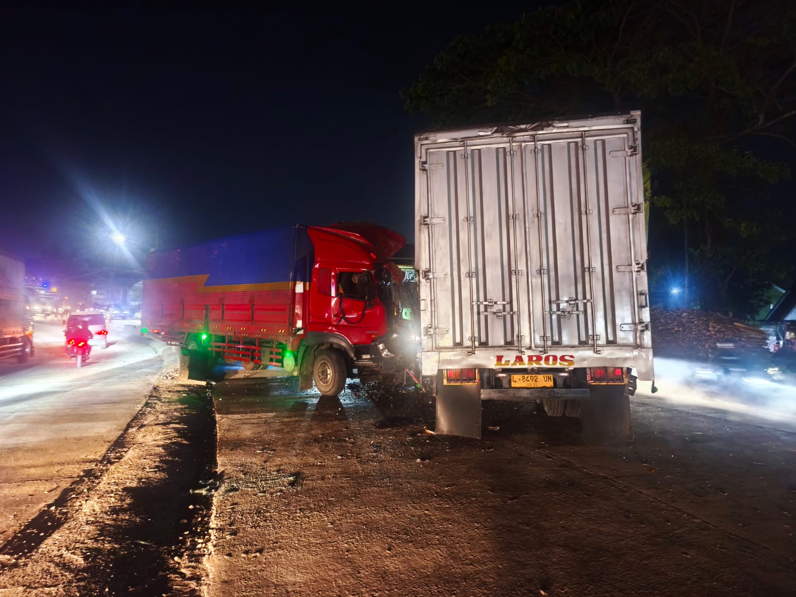Rem Tak Berfungsi Sempurna, Truk Wings Box Tabrak Truk Tronton di Pantura Batang
