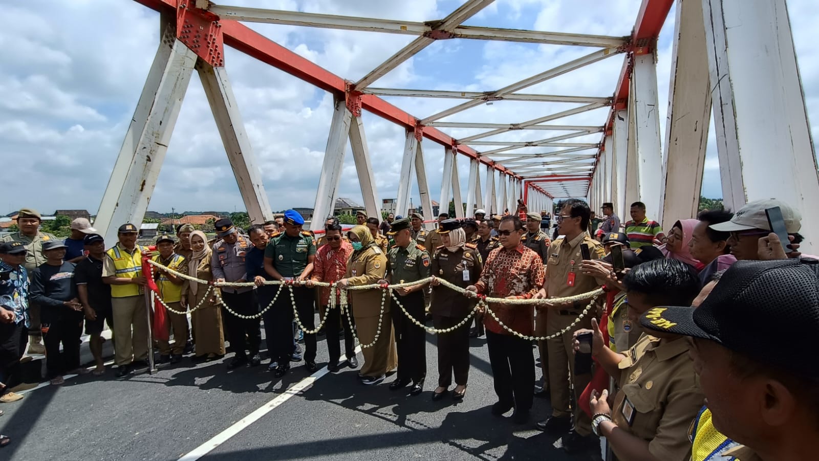 Diresmikan Bupati Yuni, Jembatan Butuh Mulai di Lintasi Warga