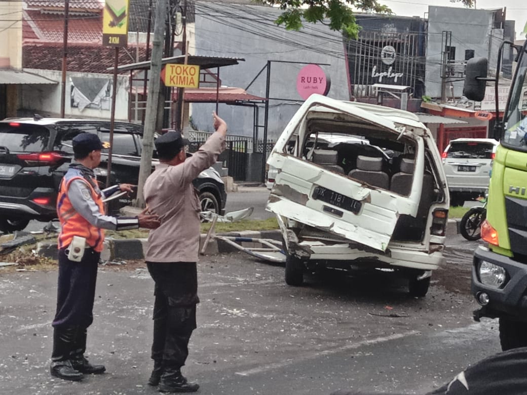 Kecelakaan di Turunan Silayur Kembali Terjadi, Truk Tabrak Minibus Pengangkut Rombongan TK