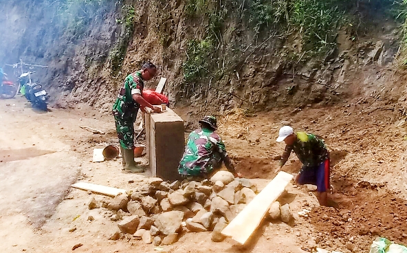 Satgas TMMD dan Warga Kebut Pembangunan Jembatan