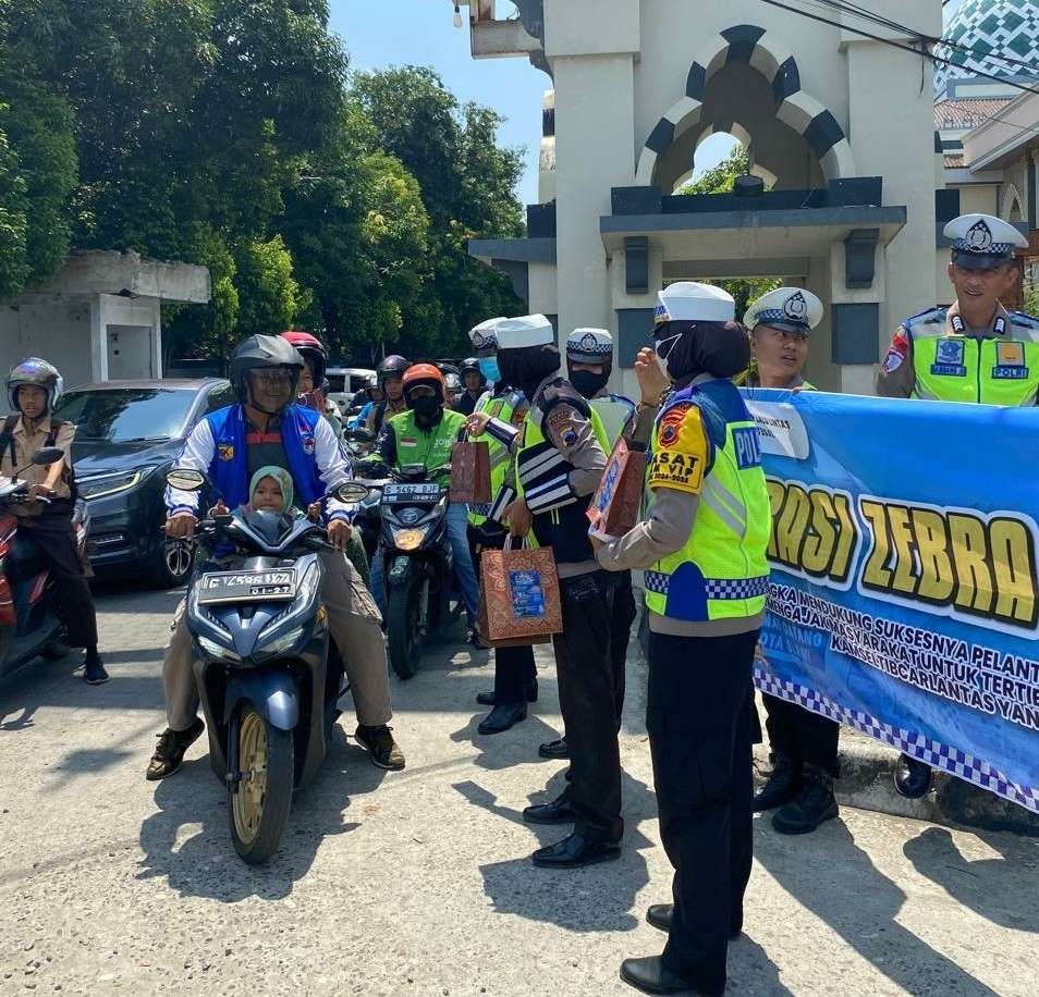 Satlantas Polres Tegal Berbagi Bingkisan kepada Pengguna Jalan