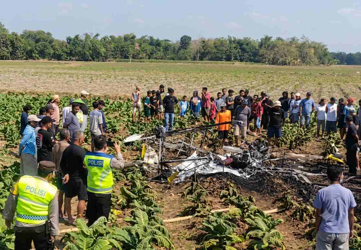BREAKING NEWS: Pesawat Capung Jatuh dan Meledak di Blora, 2 Orang Dilarikan ke Puskesmas