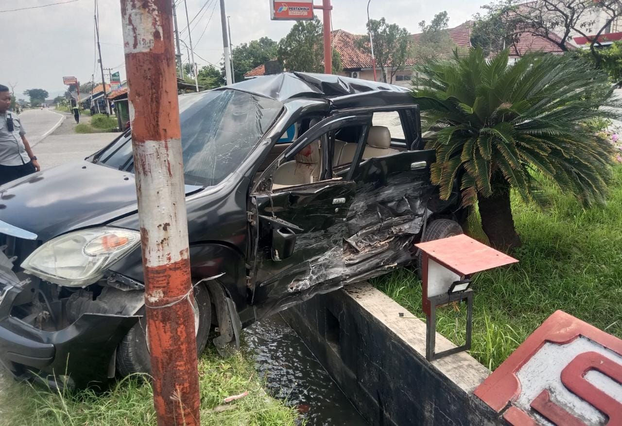 Mobil Plat Merah Adu Banteng dengan HRV, Sekdin PMPTSP Brebes Dirujuk ke RSUD