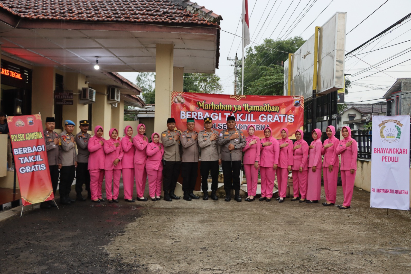 Polsek Adiwerna Bagikan Takjil untuk Pengguna Jalan 