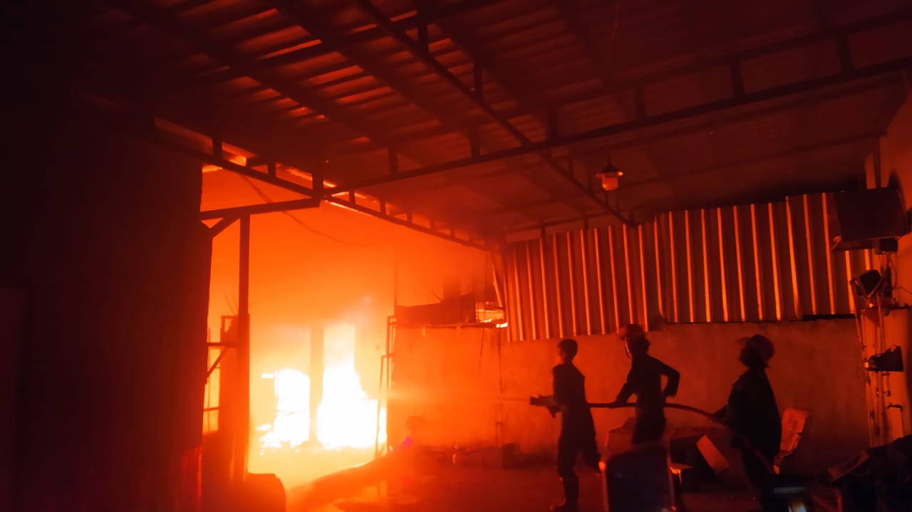 Gudang Mebel di Gumayun Kabupaten Tegal Terbakar, Kerugian hingga Rp500.000.000