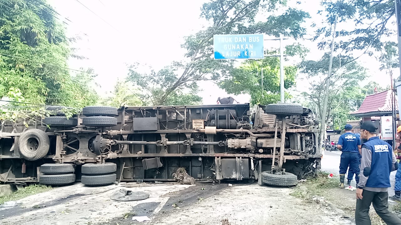 Diduga Rem Blong, Truk Tronton Muatan 25 Ton Beras Terguling di JLS Salatiga