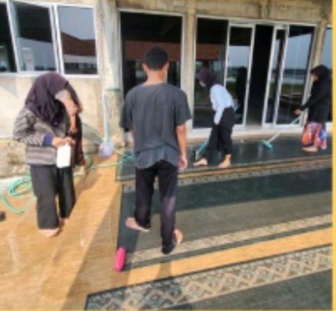 Rohis SMA Negeri 5 Kota Tegal Bersihkan Masjid Sekolah 