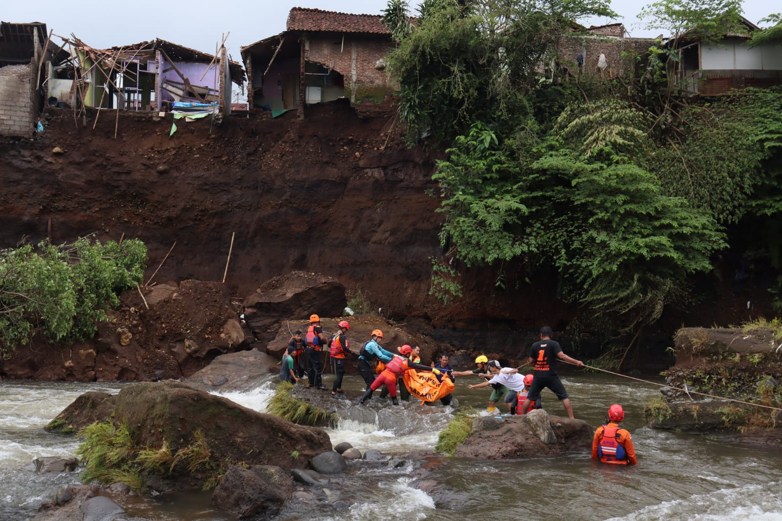 Innalillahi! Tebing Sungai Pelus Purwokerto Longsor, Sejumlah Rumah Rusak, Satu Warga Tewas Tertimbun
