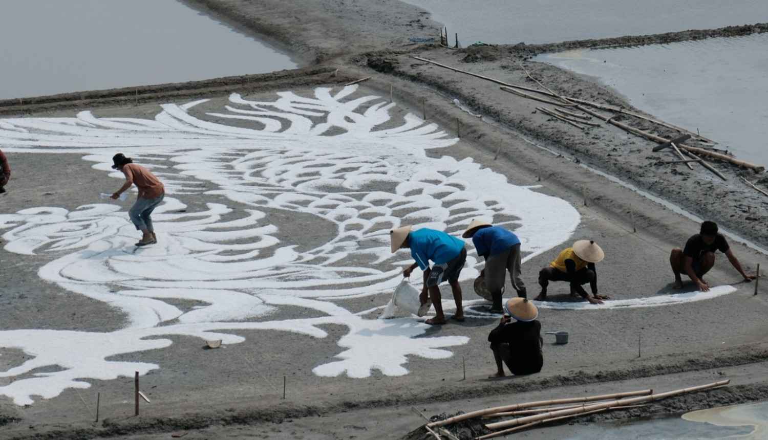 Geger! 10 Seniman Kondang Siap Bikin Lukisan Garam Terbesar di Dunia di Rembang
