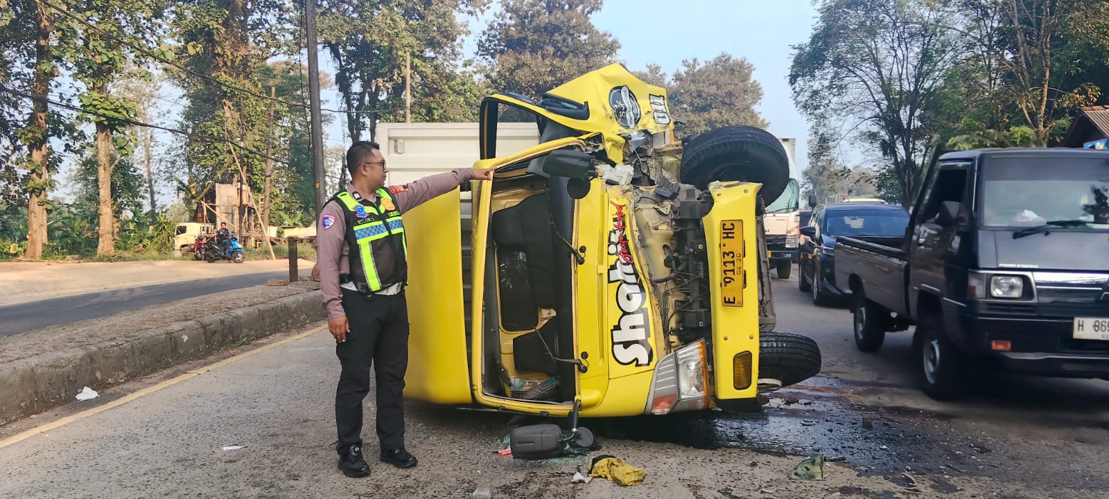 Truk Boks Tabrak Truk Mogok di Jalur Pantura Batang hingga Ringsek