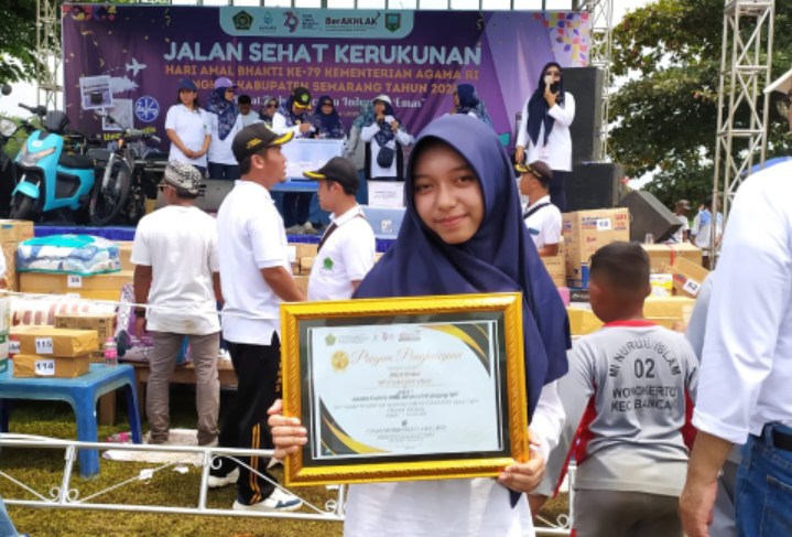 Athaya Khansa, Siswi SMP IT Izzatul Islam Getasan Raih Juara 1 Peserta Didik Berprestasi Jenjang SMP