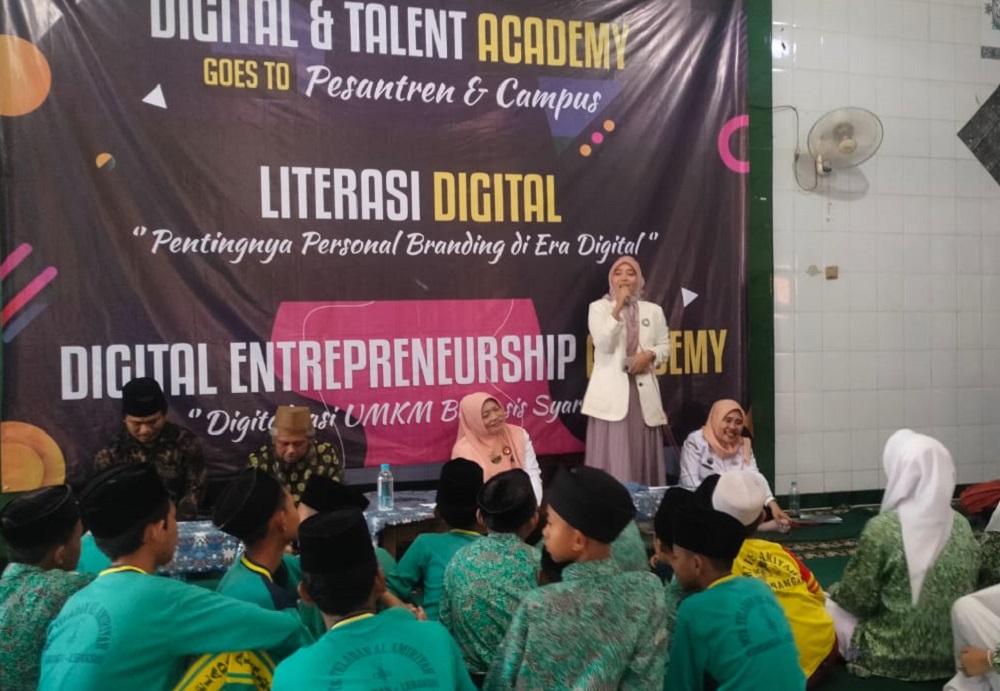 Miss Hijab Pendidikan Indonesia Bekali Santri Kabupaten Tegal Tips Personal Branding di Platfrom Digital