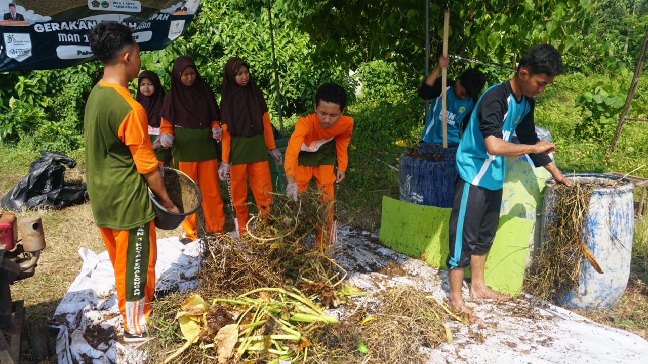 MAN 1 Kota Pekalongan Daur Ulang Sampah Jadi Pupuk Organik